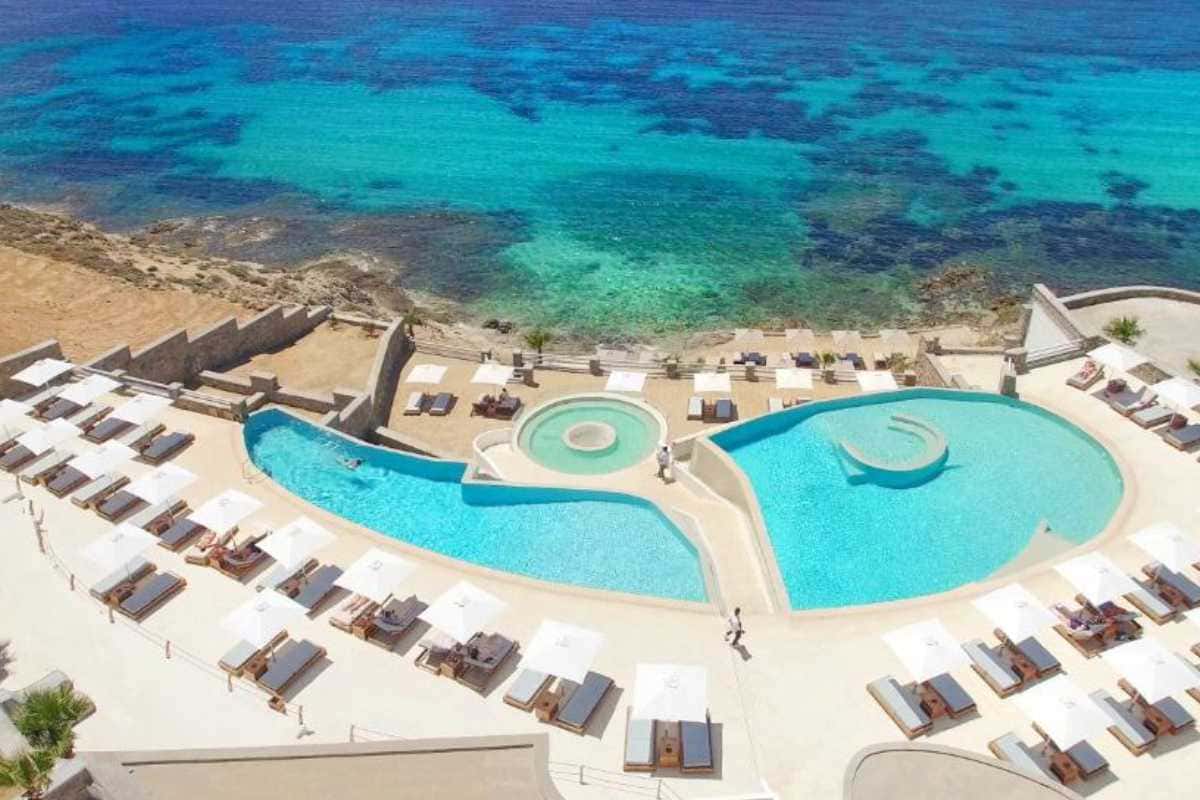 9 Best Beach Hotels in Mykonos: Oceanfront Stays (2026) in Santorini