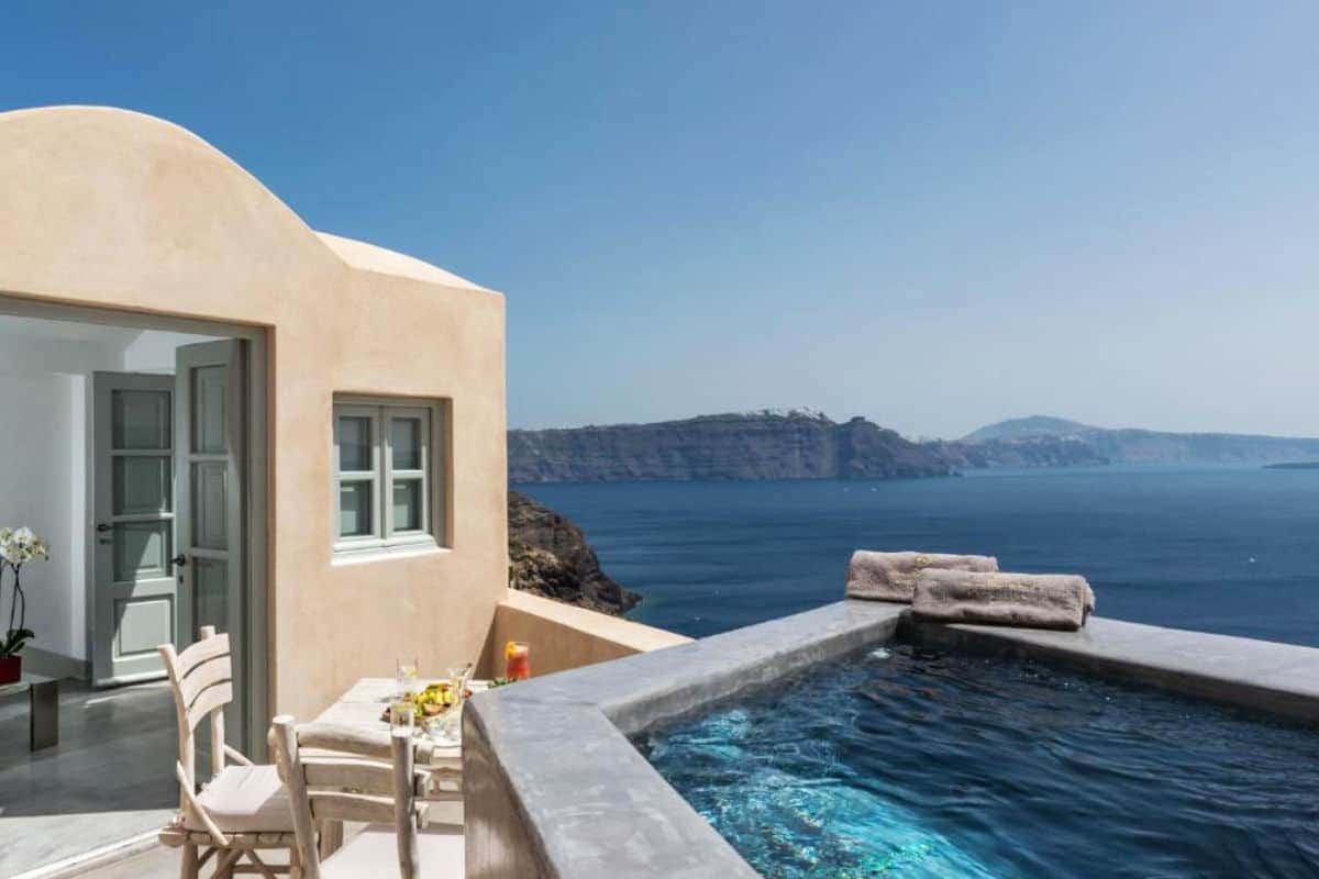 12 Best Honeymoon Hotels in Santorini (2026 Romantic Picks)