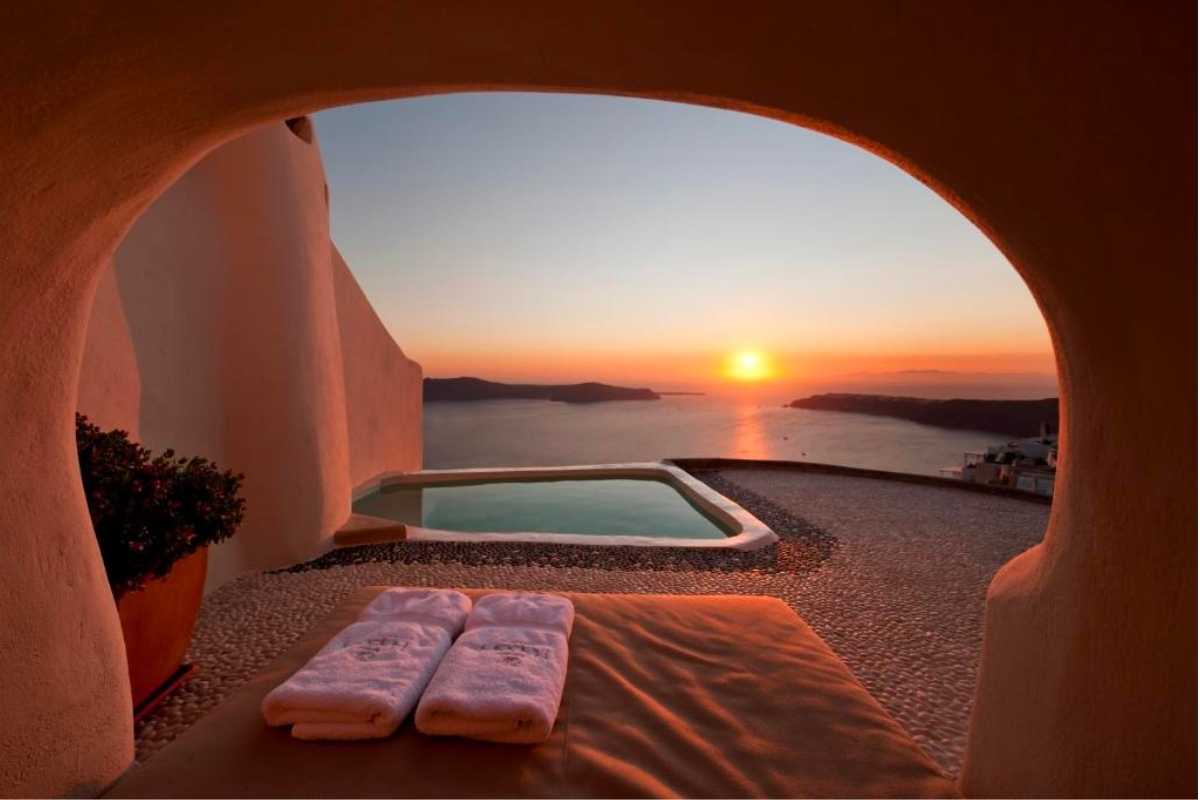 19 Best 5-Star Hotels in Santorini (2026 Luxury Guide)