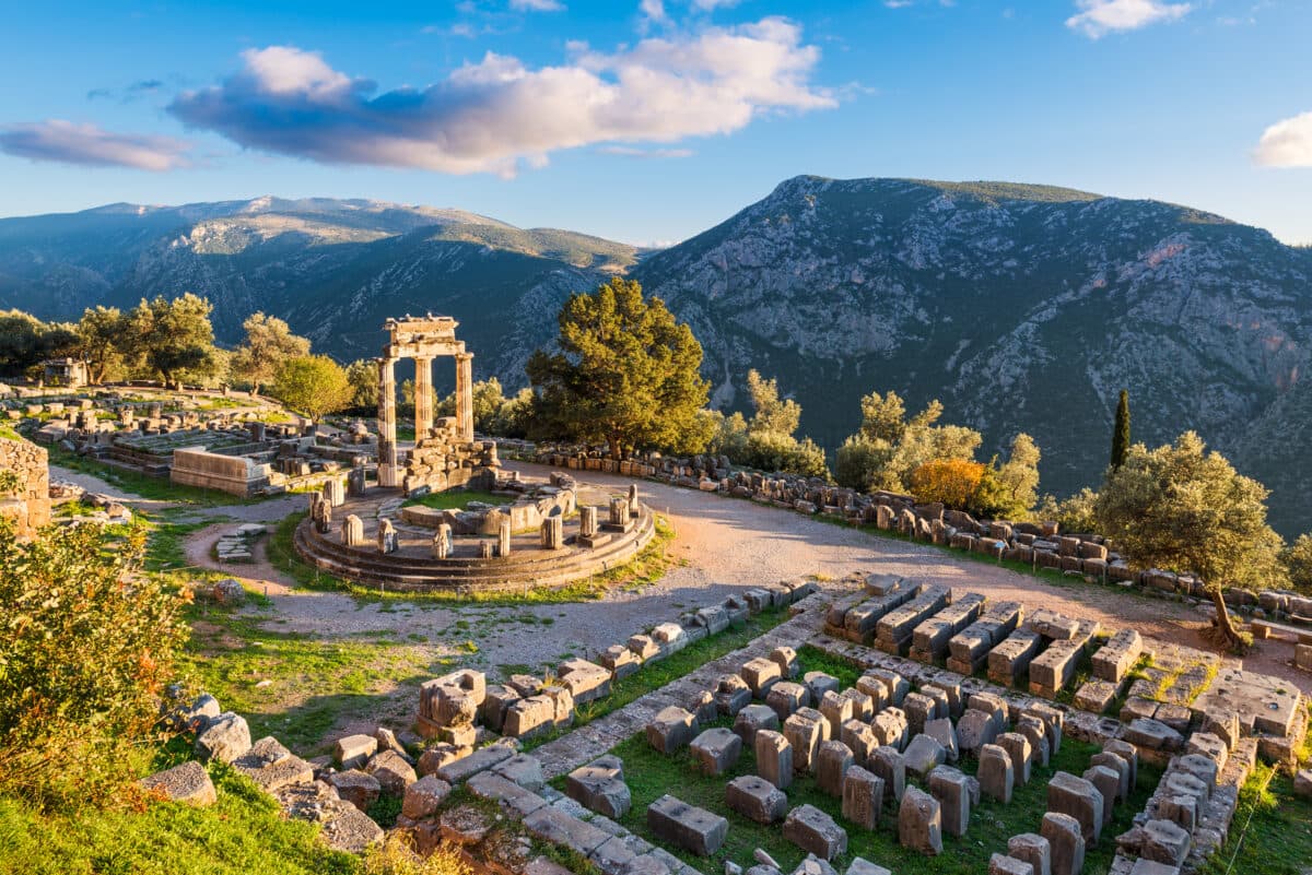 Delphi archAEological site with virtual reality from Athens