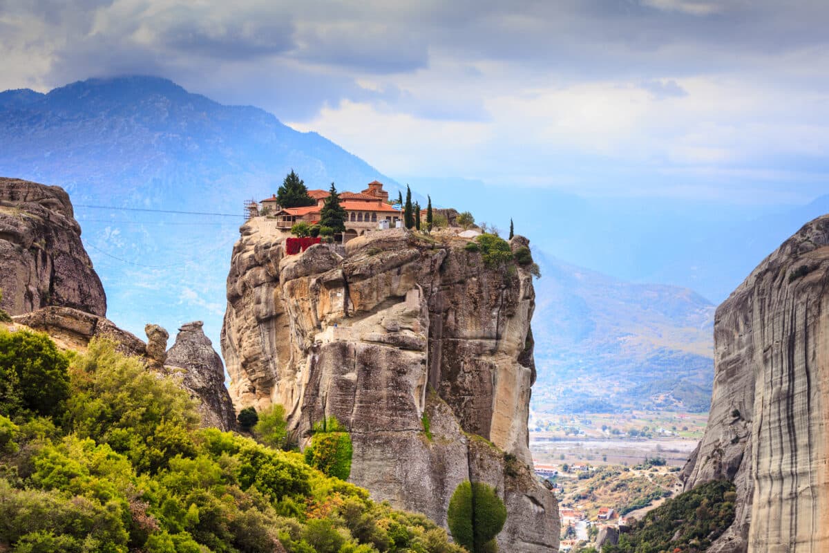Full-Day Trip to Meteora from Athens with Lunch and Guided Tour