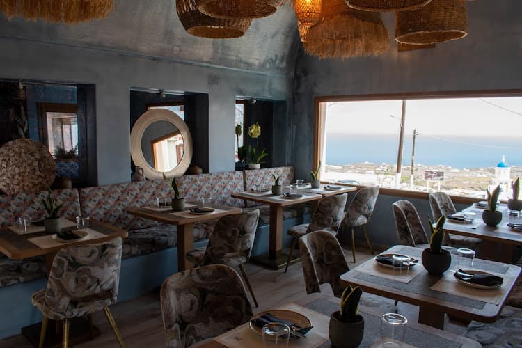 Tholoto Brunch & Restaurant - restaurant in Santorini