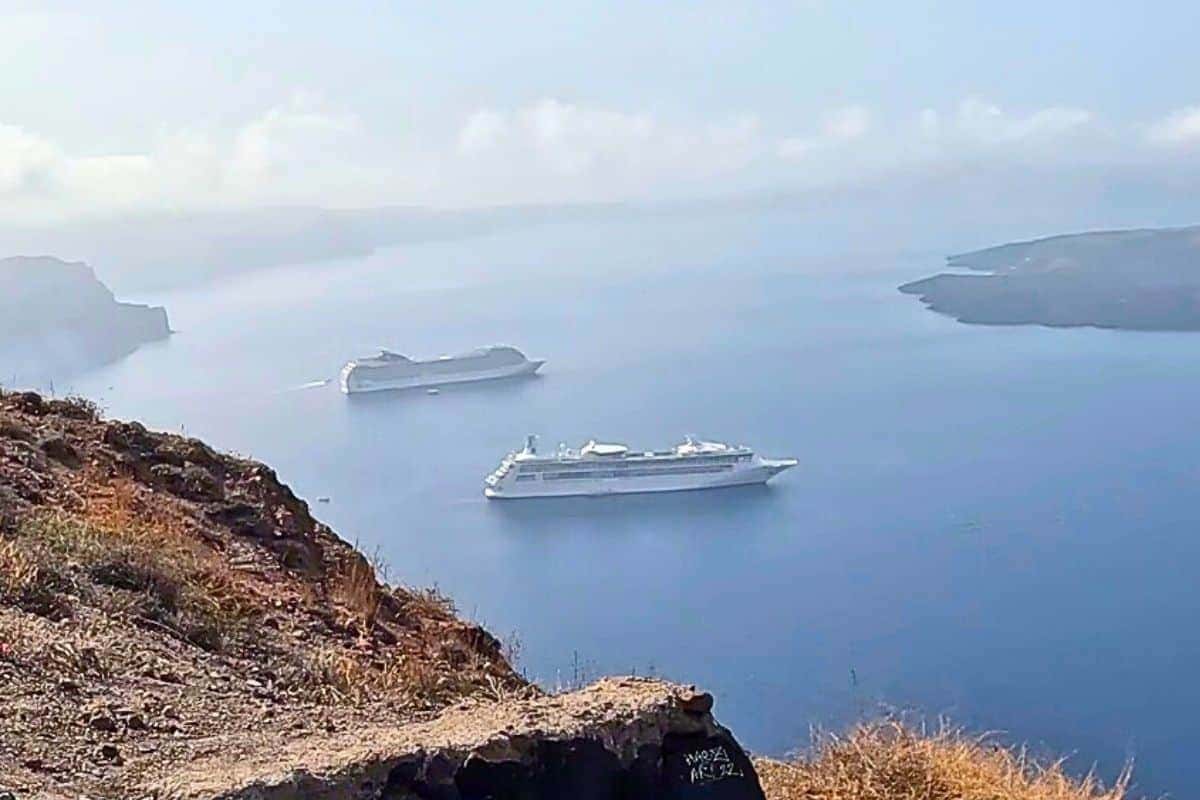 New Greek Law will demand 20 Euros disembarking fee per person to become mandatory in June 2025 in Santorini