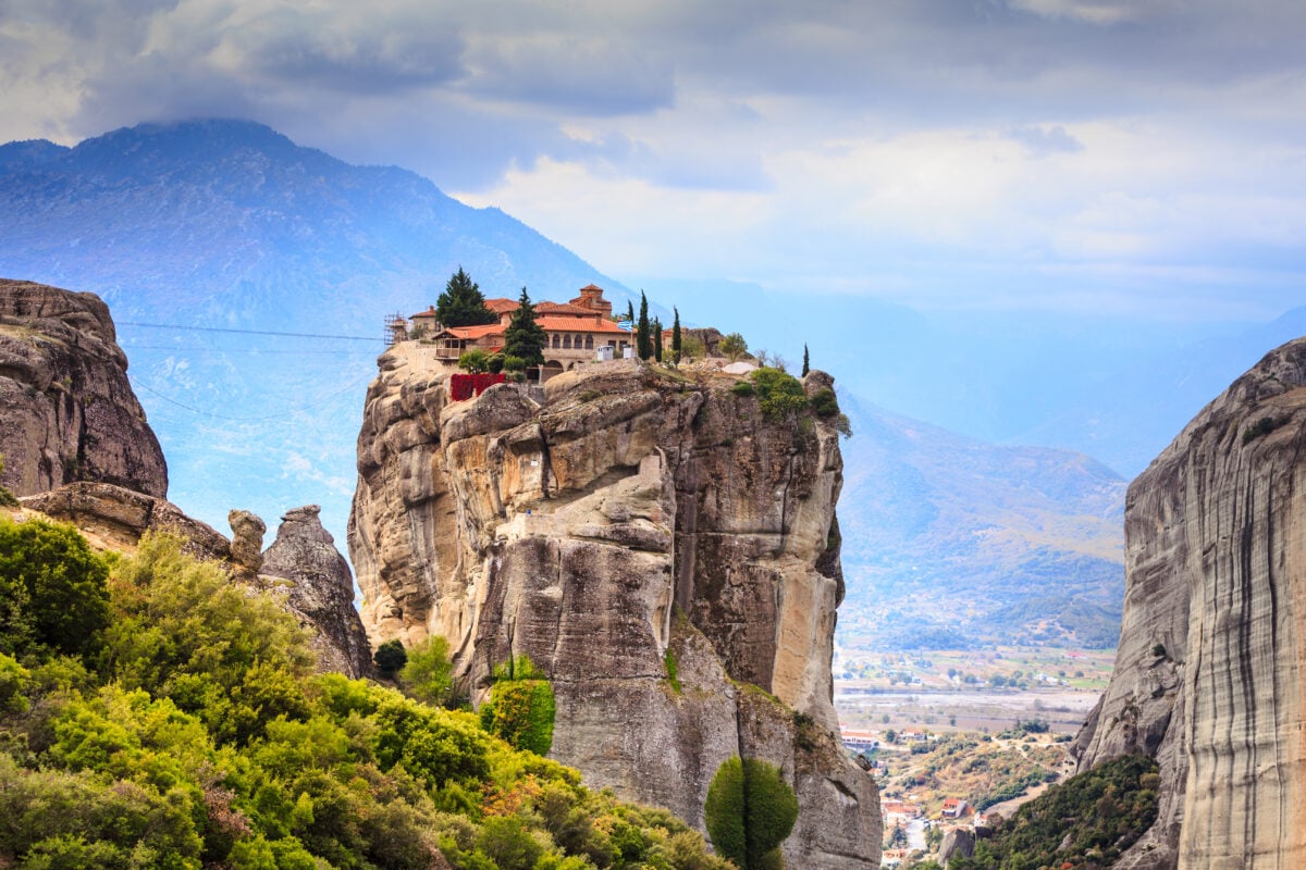Full-Day Trip to Meteora from Athens with Lunch and Guided Tour