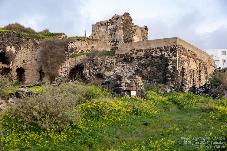 Petite ruine in Santorini, Greece